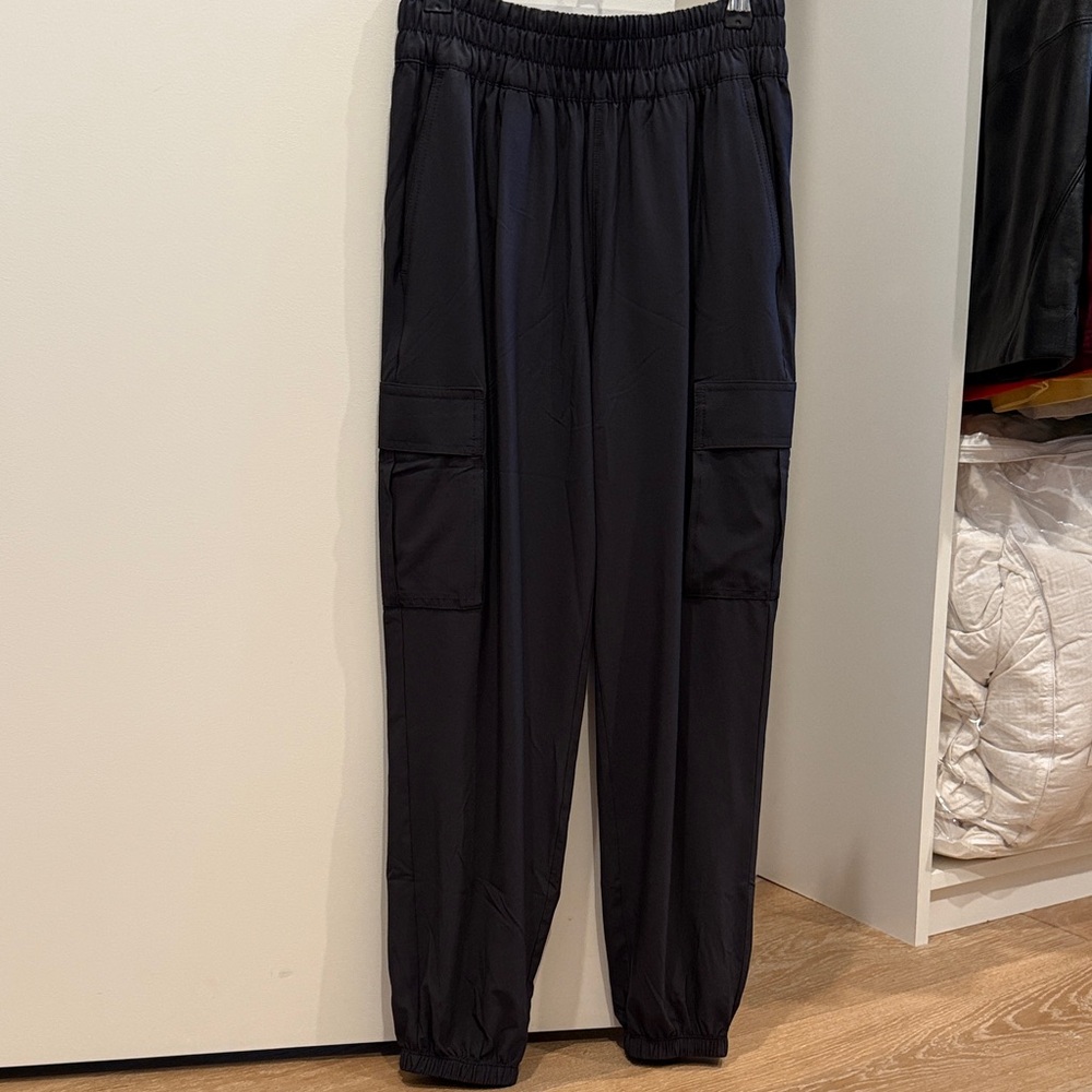 Vuori Women’s Black Villa Cargo Joggers, size XS